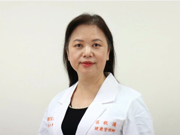 251209白袍_呂秋蓮