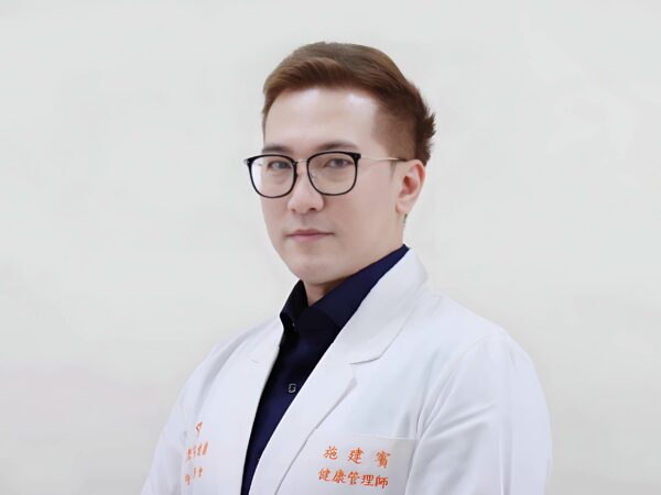 251209白袍_施建賓