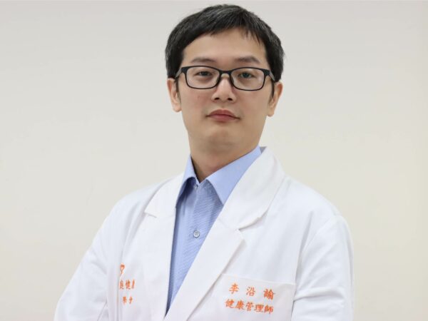 251209白袍_李沿諭